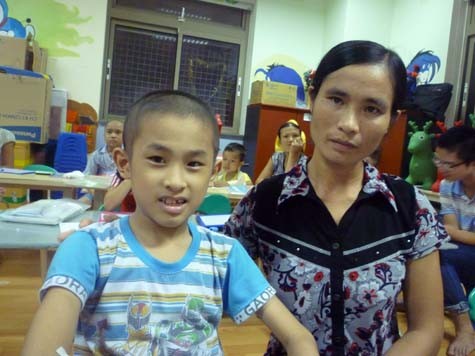 Hai mẹ con bé Hà Anh Tuấn tại Lớp học Nhân Ái (Ảnh Thu Hòe)